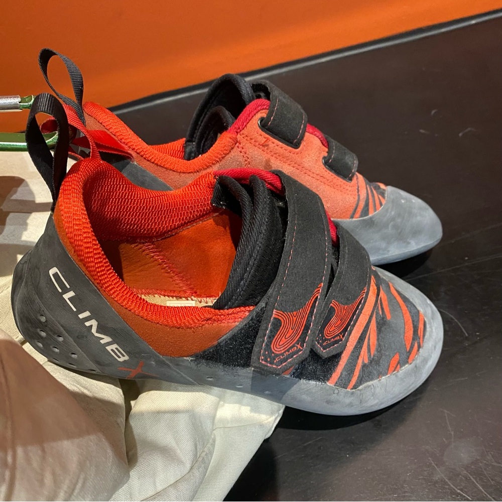 Climb x rave size 7 men’s/9 women’s climbing shoes